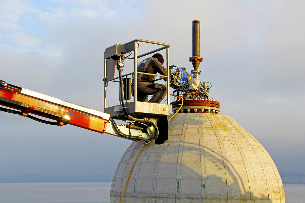 Before diving down Lake Constance: Fraunhofer employees install the technical systems.