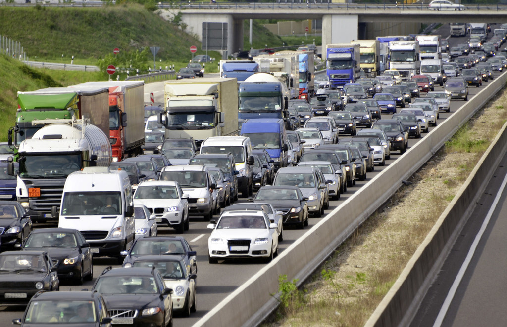 An vielen Orten ächzt das Autobahnnetz unter der täglichen Last der Laster.